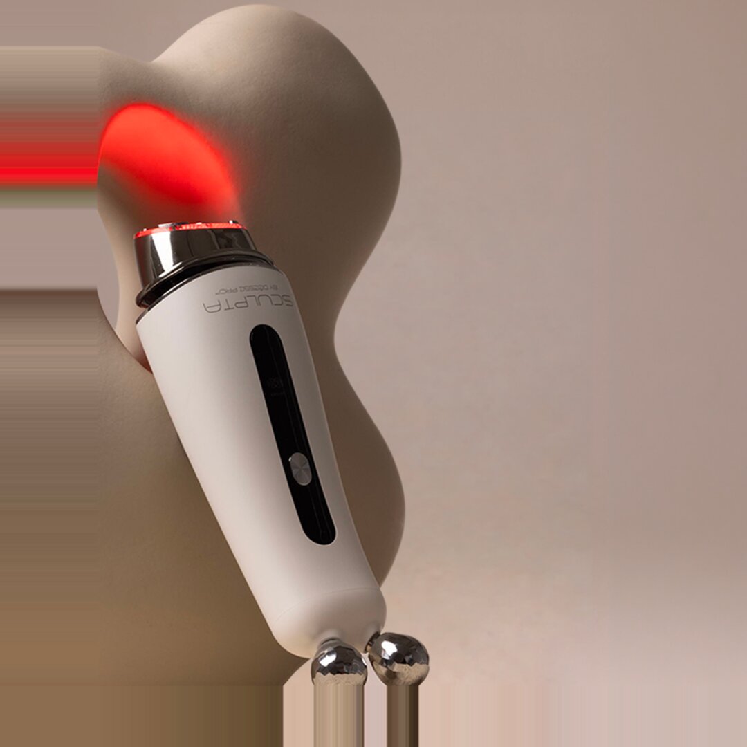 Déesse PRO device with a red LED glow against a sculptural form