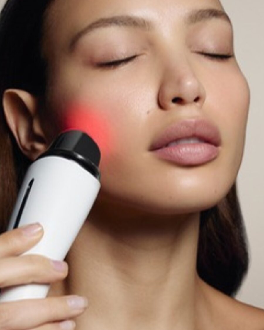 Sculpta renewing the skin with red LED