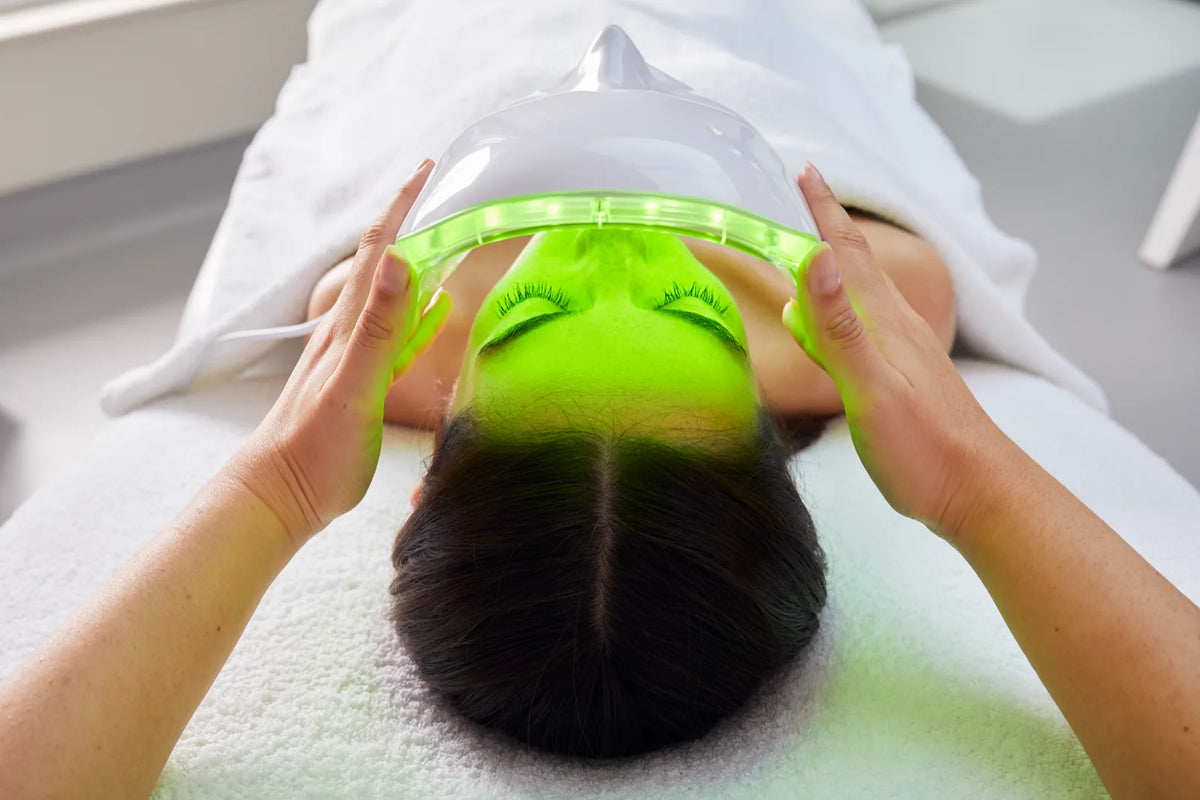 Déesse PRO clinic still showing the LED mask in use