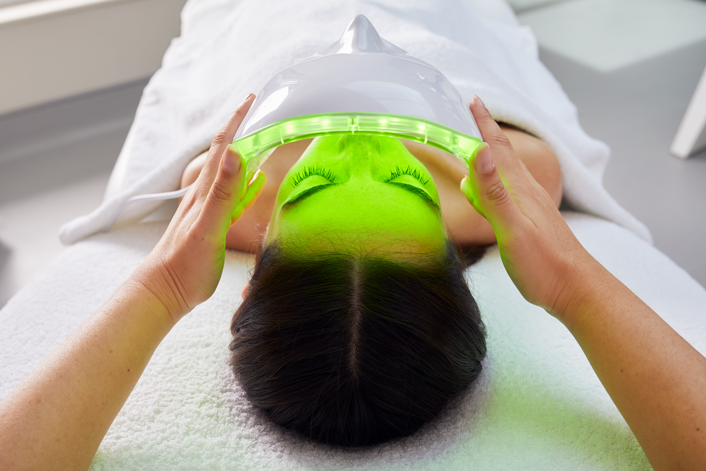 Déesse PRO LED light therapy session in a professional clinic setting
