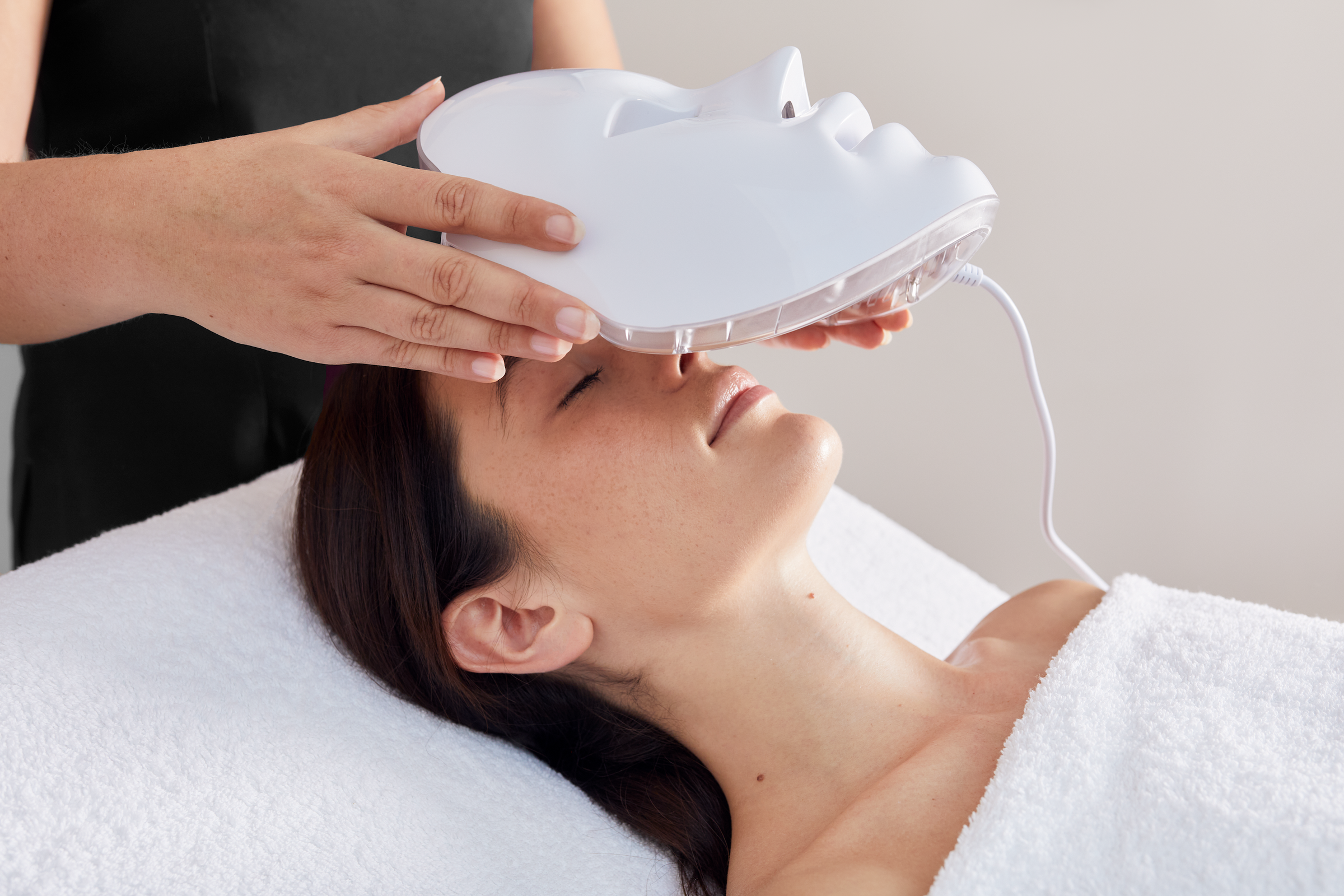 Déesse PRO LED light therapy treatment in clinical setting