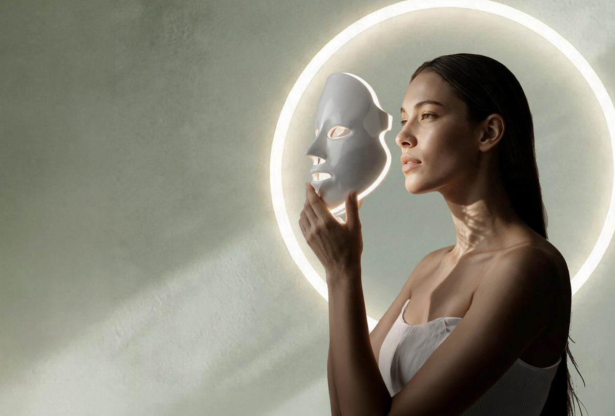 Model holding the glowing PRO by Déesse PRO LED mask