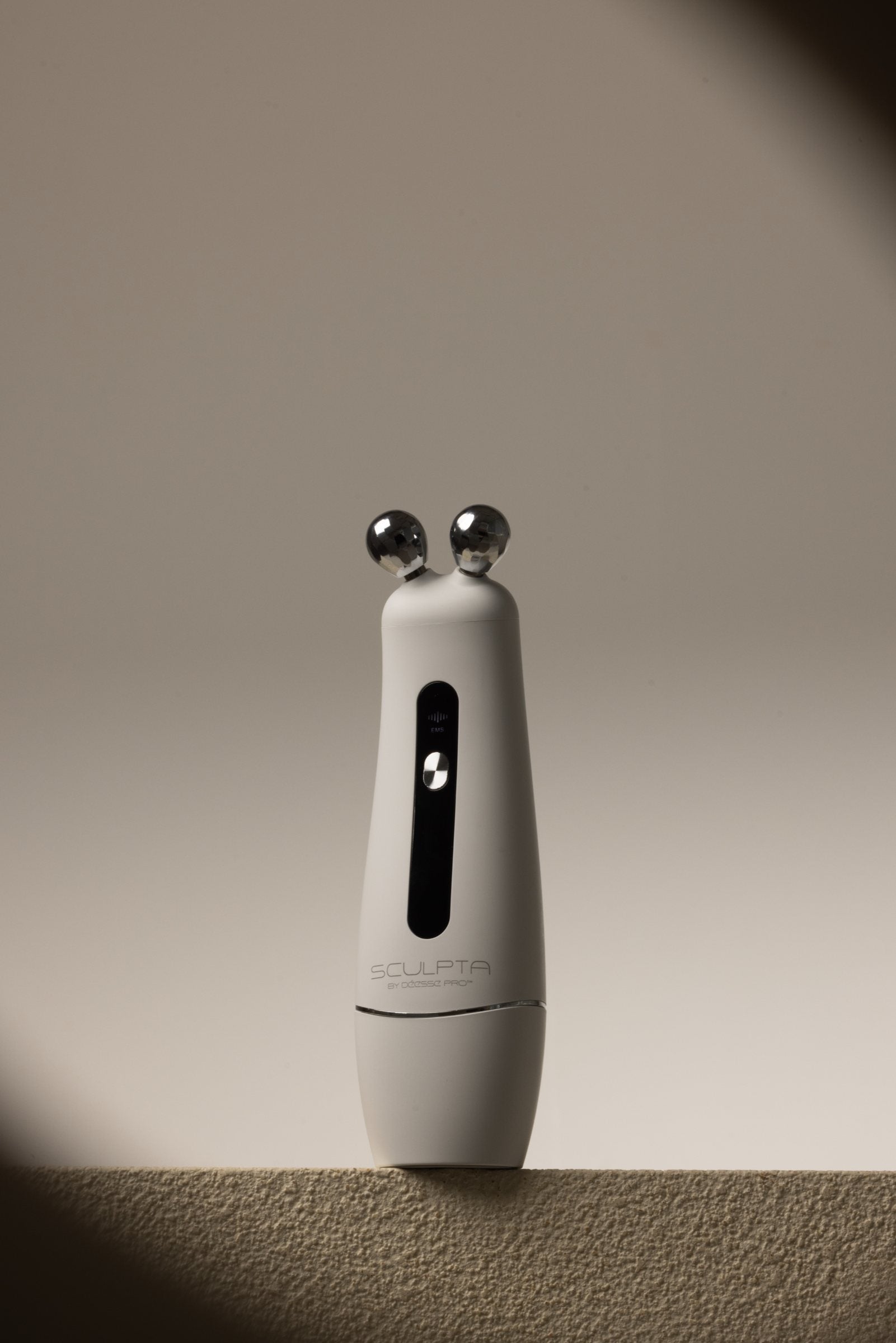 Sculpta by Déesse PRO device with a red LED glow