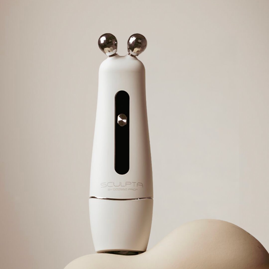 Sculpta by Déesse PRO device with a red LED glow